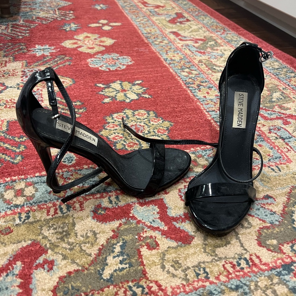 BLACK STEVE MADDEN STRAPPY HEELS